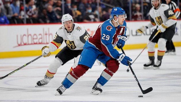 Nathan MacKinnon (29) z Colorada a Mattias Janmark (26) z Vegas. Nathan MacKinnon (29) z Colorada a Mattias Janmark (26) z Vegas.