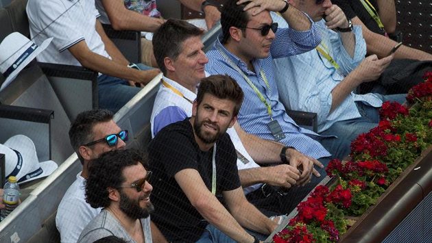 Barcelonská hvězda Gerard Piqué v lóži na turnaji v Madridu. Hodně aktivní je i v zákulisí. Barcelonská hvězda Gerard Piqué v lóži na turnaji v Madridu. Hodně aktivní je i v zákulisí.