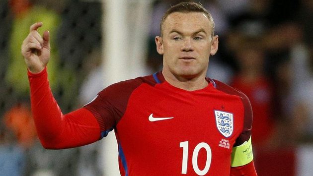 Kapitán Angličanů Wayne Rooney během utkání se Slovenskem. Kapitán Angličanů Wayne Rooney během utkání se Slovenskem.