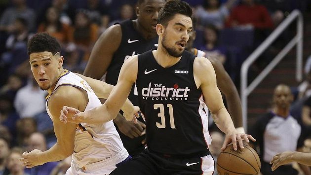 Rozehrávač Washingtonu Wizards Tomáš Satoranský (31) v akci během utkání NBA. Rozehrávač Washingtonu Wizards Tomáš Satoranský (31) v akci během utkání NBA.