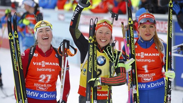 Laura Dahlmeierová uprostřed, vpravo Gabriela Koukalová. Laura Dahlmeierová uprostřed, vpravo Gabriela Koukalová.
