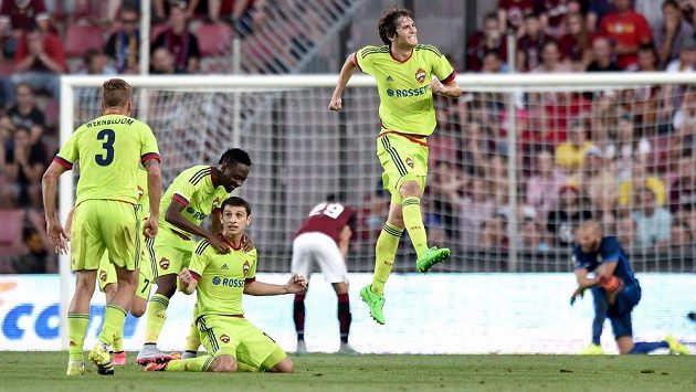 Fotbalisté CSKA Moskva oslavují třetí gól Alana Dzagojeva (třetí zleva) do sparťanské sítě. Fotbalisté CSKA Moskva oslavují třetí gól Alana Dzagojeva (třetí zleva) do sparťanské sítě.