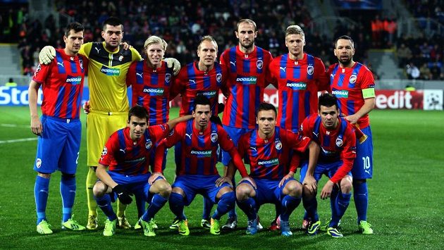 Fotbalisté Viktorie Plzeň před utkáním Ligy mistrů s Bayernem ve Štruncových sadech. Fotbalisté Viktorie Plzeň před utkáním Ligy mistrů s Bayernem ve Štruncových sadech.