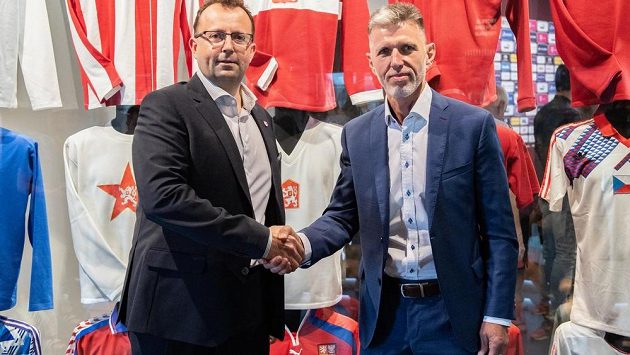 Předseda FAČR Martin Malík (vlevo) a trenér české fotbalové reprezentace Jaroslav Šilhavý. Předseda FAČR Martin Malík (vlevo) a trenér české fotbalové reprezentace Jaroslav Šilhavý.
