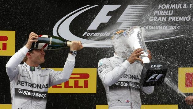 Nico Rosberg (vlevo) kropí šampaňským Lewise Hamiltona po triumfu ve Velké ceně Španělska. Nico Rosberg (vlevo) kropí šampaňským Lewise Hamiltona po triumfu ve Velké ceně Španělska.