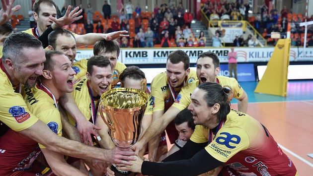 Radost volejbalistů Dukly Liberec po triumfu v domácím poháru. Radost volejbalistů Dukly Liberec po triumfu v domácím poháru.