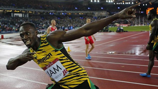 Jamajčan Usain Bolt se raduje z vítězství na Hrách Commonwealthu po štafetě 4x100 metrů. Jamajčan Usain Bolt se raduje z vítězství na Hrách Commonwealthu po štafetě 4x100 metrů.