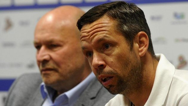 Trenér Viktorie Miroslav Koubek (vlevo) a Pavel Horváth, který se v Plzni stal hrajícím asistentem. Trenér Viktorie Miroslav Koubek (vlevo) a Pavel Horváth, který se v Plzni stal hrajícím asistentem.