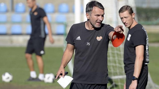 Nový trenér fotbalistů Dukly Praha Roman Skuhravý (uprostřed) se představil 12. září 2018 v tréninkovém areálu v pražských Satalicích. Nový trenér fotbalistů Dukly Praha Roman Skuhravý (uprostřed) se představil 12. září 2018 v tréninkovém areálu v pražských Satalicích.