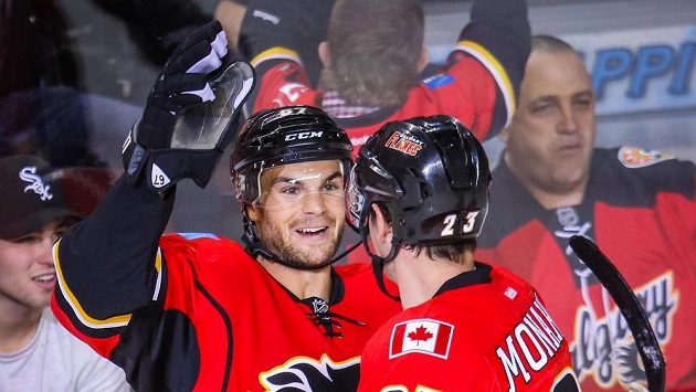 Útočník Calgary Michael Frolík (vlevo) oslavuje gól se spoluhráčem Seanem Monahanem proti Edmontonu Oilers. Útočník Calgary Michael Frolík (vlevo) oslavuje gól se spoluhráčem Seanem Monahanem proti Edmontonu Oilers.