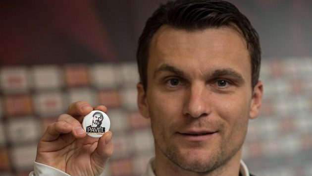 Kapitán David Lafata s odznakem portétu Pavla Srníčka. Kapitán David Lafata s odznakem portétu Pavla Srníčka.