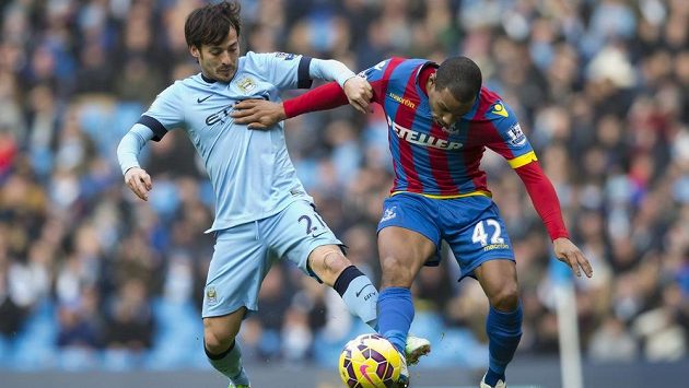 Záložník Manchesteru City David Silva (vlevo) v souboji se středopolařem Jason Puncheon z týmu Crystal Palace. Záložník Manchesteru City David Silva (vlevo) v souboji se středopolařem Jason Puncheon z týmu Crystal Palace.