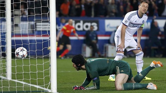 Brankář Chelsea Petr Čech inkasoval gól od argentinského útočníka ve službách PSG Ezequiela Lavezziho (není na snímku). Brankář Chelsea Petr Čech inkasoval gól od argentinského útočníka ve službách PSG Ezequiela Lavezziho (není na snímku).