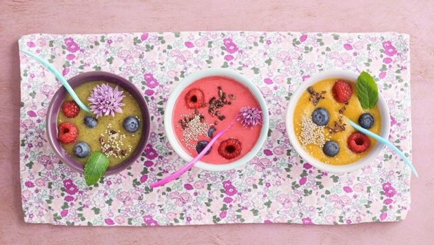 Smoothie bowl má nekonečno podob. Na posyp se hodí ořišky, semínka, ovoce, müssli... Smoothie bowl má nekonečno podob. Na posyp se hodí ořišky, semínka, ovoce, müssli...