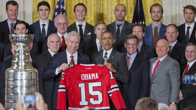 Prezident Spojených států amerických Barack Obama a prezident Chicaga John McDonough s dresem Blackhawks. Prezident Spojených států amerických Barack Obama a prezident Chicaga John McDonough s dresem Blackhawks.