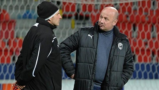 Generální manažer plzeňských fotbalistů Adolf Šádek a trenér Karel Krejčí (vlevo). Generální manažer plzeňských fotbalistů Adolf Šádek a trenér Karel Krejčí (vlevo).