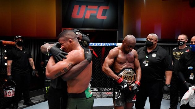 Kamaru Usman obhájil mistrovský pás organizace UFC. Kamaru Usman obhájil mistrovský pás organizace UFC.