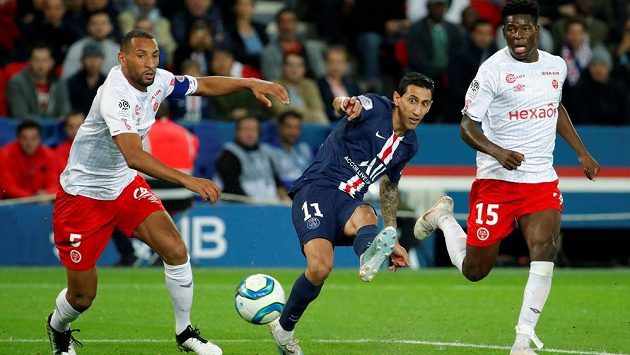 Ángel Di María z PSG pálí v ligovém duelu na branku Remeše. Ángel Di María z PSG pálí v ligovém duelu na branku Remeše.
