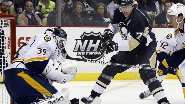 Brankář Mazanec z Nashvillu zasahuje proti Malkinovi z Pittsburghu. Brankář Mazanec z Nashvillu zasahuje proti Malkinovi z Pittsburghu.