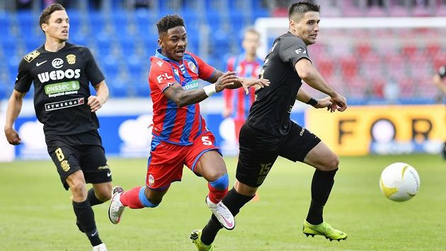 Joel Kayamba z Plzně v souboji s přesilou brněnských hráčů. Joel Kayamba z Plzně v souboji s přesilou brněnských hráčů.