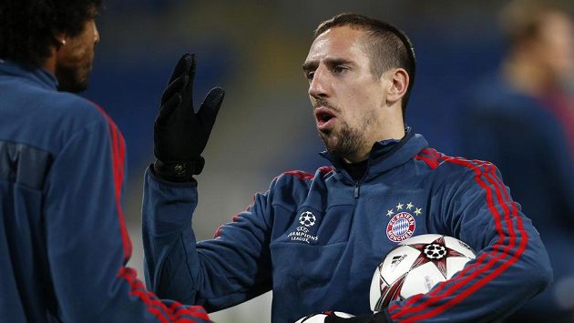 Franck Ribéry (vpravo), jedna z hvězd Bayernu Mnichov, hovoří na tréninku mužstva v Plzni s obráncem Dantem. Franck Ribéry (vpravo), jedna z hvězd Bayernu Mnichov, hovoří na tréninku mužstva v Plzni s obráncem Dantem.