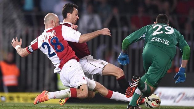 David Lafata ze Sparty (uprostřed) vyrovnává na 1:1 v zápase se Slavií. Zabránit v tom mu nedokázal stoper Martin Latka (vlevo), ani gólman Martin Berkovec. David Lafata ze Sparty (uprostřed) vyrovnává na 1:1 v zápase se Slavií. Zabránit v tom mu nedokázal stoper Martin Latka (vlevo), ani gólman Martin Berkovec.