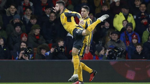 Útočník Arsenalu Olivier Giroud (vpředu) se raduje z vyrovnávacího gólu na hřišti Bournemouthu. Při oslavě připomněl "škorpióna" z Nového roku. Útočník Arsenalu Olivier Giroud (vpředu) se raduje z vyrovnávacího gólu na hřišti Bournemouthu. Při oslavě připomněl "škorpióna" z Nového roku.