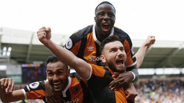 Robert Snodgrass (vpravo dole) z Hullu slaví vítězný gól proti Leicesteru. Robert Snodgrass (vpravo dole) z Hullu slaví vítězný gól proti Leicesteru.