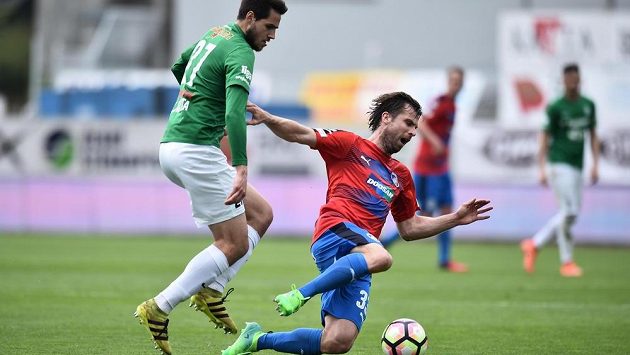 Andreas Ivanschitz z Viktorie Plzeň (vpravo) padá po ataku Vojtěcha Kubisty z Jablonce v utkání 27. kola první fotbalové ligy. Andreas Ivanschitz z Viktorie Plzeň (vpravo) padá po ataku Vojtěcha Kubisty z Jablonce v utkání 27. kola první fotbalové ligy.