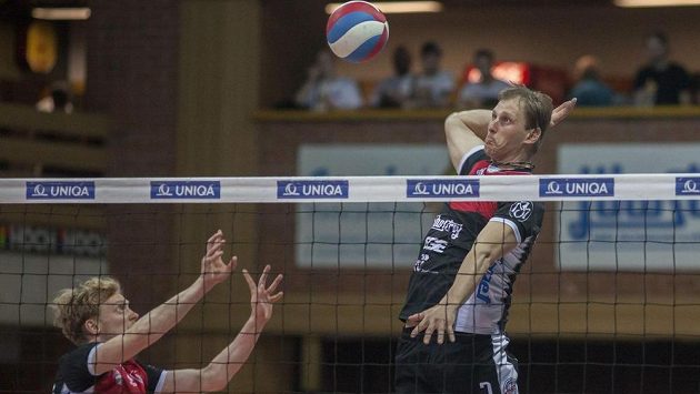 Radek Mach z Budějovic se chystá ke smeči v semifinále play off extraligy volejbalistů s Karlovarskem. Radek Mach z Budějovic se chystá ke smeči v semifinále play off extraligy volejbalistů s Karlovarskem.