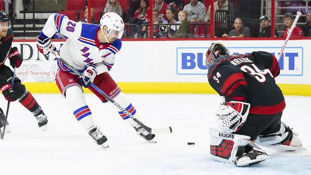 Chris Kreider z New York Rangers překonává brankáře Petra Mrázka z Caroliny. Chris Kreider z New York Rangers překonává brankáře Petra Mrázka z Caroliny.