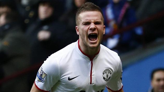 Manchesterský Tom Cleverley oslavuje svoji trefu proti Aston Ville. Manchesterský Tom Cleverley oslavuje svoji trefu proti Aston Ville.