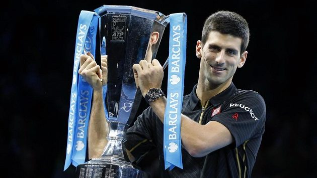 Světová tenisová jednička Novak Djokovič zvedá pohár pro vítěze Turnaje mistrů, finále vyhrál bez boje. Světová tenisová jednička Novak Djokovič zvedá pohár pro vítěze Turnaje mistrů, finále vyhrál bez boje.