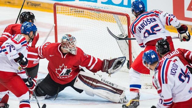 Kanadský brankář Calvin Pickard likviduje dorážku Richarda Jarůška během přípravného utkání v O2 areně - ilustrační foto. Kanadský brankář Calvin Pickard likviduje dorážku Richarda Jarůška během přípravného utkání v O2 areně - ilustrační foto.
