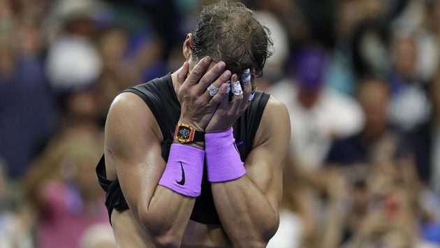Slzy štěstí a dojetí nad ovacemi fanoušků přemohly na kurtu novopečeného šampiona US Open Rafaela Nadala. Slzy štěstí a dojetí nad ovacemi fanoušků přemohly na kurtu novopečeného šampiona US Open Rafaela Nadala.