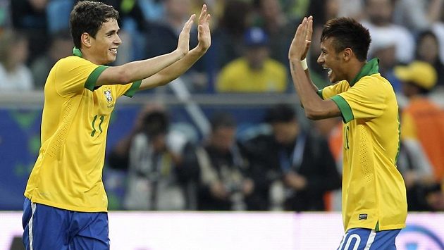 Brazilci Oscar (vlevo) s Neymarem oslavují gól v síti Francie. Brazilci Oscar (vlevo) s Neymarem oslavují gól v síti Francie.