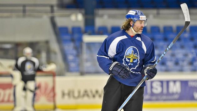 Jaromír Jágr delší dobu kladenský dres neoblékne, bude hájit barvy Plamenů z Calgary v NHL. Jaromír Jágr delší dobu kladenský dres neoblékne, bude hájit barvy Plamenů z Calgary v NHL.