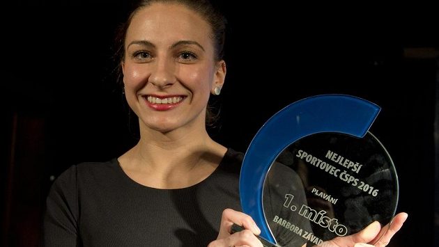 Polohovkářka Barbora Závadová s trofejí pro nejlepšího plavce uplynulé sezóny. Polohovkářka Barbora Závadová s trofejí pro nejlepšího plavce uplynulé sezóny.