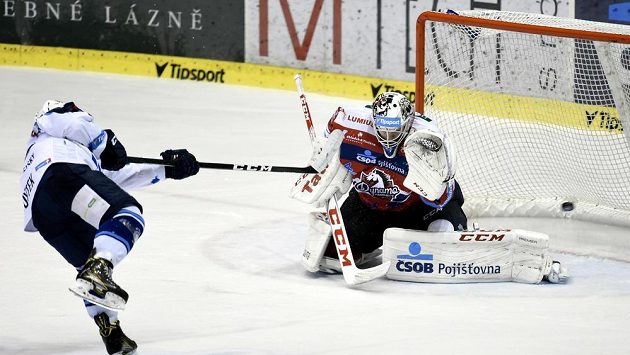 Petr Kodýtek z Plzně dává gól z trestného střílení brankáři Pardubic Milanu Kloučkovi. Petr Kodýtek z Plzně dává gól z trestného střílení brankáři Pardubic Milanu Kloučkovi.