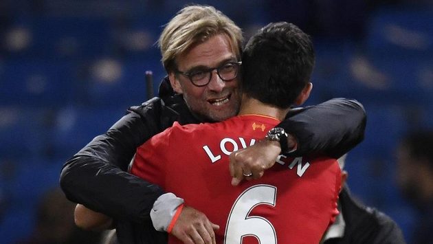 Jürgen Klopp objímá střelce první branky Dejana Lovrena. Jürgen Klopp objímá střelce první branky Dejana Lovrena.