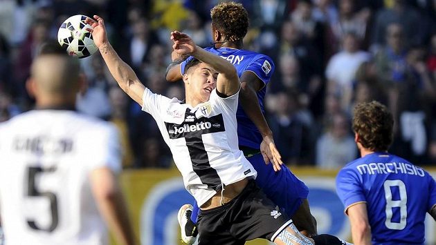 Jose Mauri z Parmy (vpředu) v souboji o míč s Kingsleym Comanem z Juventusu. Jose Mauri z Parmy (vpředu) v souboji o míč s Kingsleym Comanem z Juventusu.