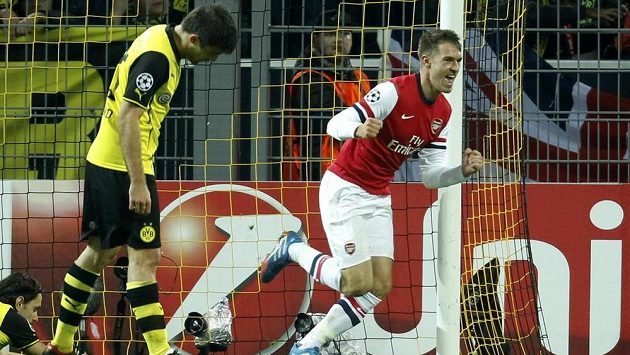 Aaron Ramsey (vpravo) z Arsenalu se raduje z gólu proti Dortmundu. Aaron Ramsey (vpravo) z Arsenalu se raduje z gólu proti Dortmundu.
