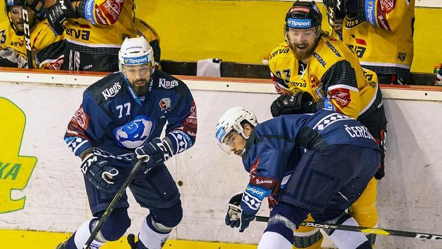 Milan Gulaš z Plzně, Peter Čerešňák z Plzně a Lukáš Kašpar z Litvínova během utkání hokejové extraligy. Milan Gulaš z Plzně, Peter Čerešňák z Plzně a Lukáš Kašpar z Litvínova během utkání hokejové extraligy.