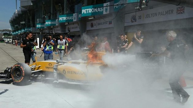 Vůz Renault Kevina Magnussena se v Sepangu ocitl v plamenech a úvodní měřený trénink byl na 15 minut zastaven. Vůz Renault Kevina Magnussena se v Sepangu ocitl v plamenech a úvodní měřený trénink byl na 15 minut zastaven.