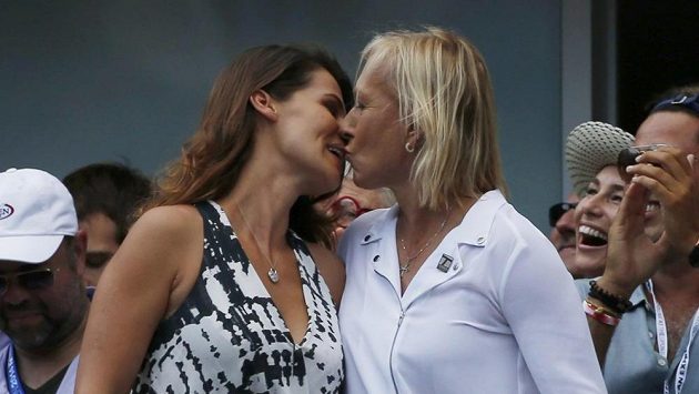 Tenisová legenda Martina Navrátilová (vpravo) právě uslyšela vysněné "ano" od své přítelkyně Julie Lemigovové. Tenisová legenda Martina Navrátilová (vpravo) právě uslyšela vysněné "ano" od své přítelkyně Julie Lemigovové.