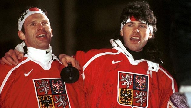 Dominik Hašek a Jaromír Jágr při oslavách olympijského zlata z Nagana 1998. Dominik Hašek a Jaromír Jágr při oslavách olympijského zlata z Nagana 1998.