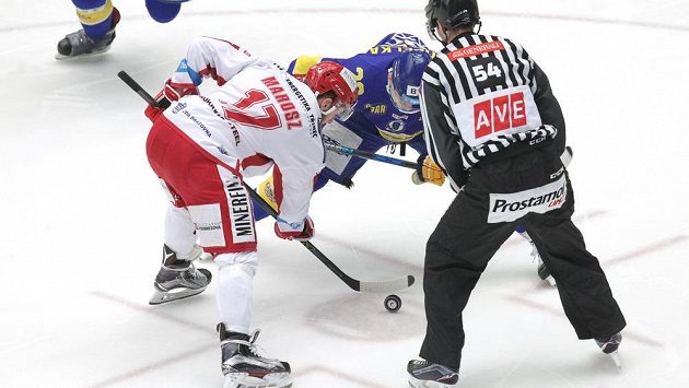 Utkání 48. kola hokejové extraligy mezi Třincem a Zlínem. Na snímku jsou (zleva) Rostislav Marosz z Třince a Michal Popelka ze Zlína. Utkání 48. kola hokejové extraligy mezi Třincem a Zlínem. Na snímku jsou (zleva) Rostislav Marosz z Třince a Michal Popelka ze Zlína.