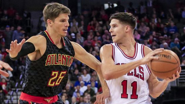 Doug McDermott (vpravo) z Chicaga a rozehrávač Atlanty Kyle Korver - ilustrační foto. Doug McDermott (vpravo) z Chicaga a rozehrávač Atlanty Kyle Korver - ilustrační foto.