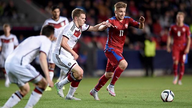 Německý stoper Matthias Ginter stíhá českého záložníka Martina Frýdka (vpravo) na minulém ME do 21 let. Německý stoper Matthias Ginter stíhá českého záložníka Martina Frýdka (vpravo) na minulém ME do 21 let.