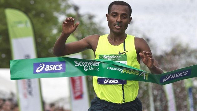 Etiopský vytrvalec Kenenisa Bekele jako první protíná cílovou pásku maratónu v Paříži. Etiopský vytrvalec Kenenisa Bekele jako první protíná cílovou pásku maratónu v Paříži.